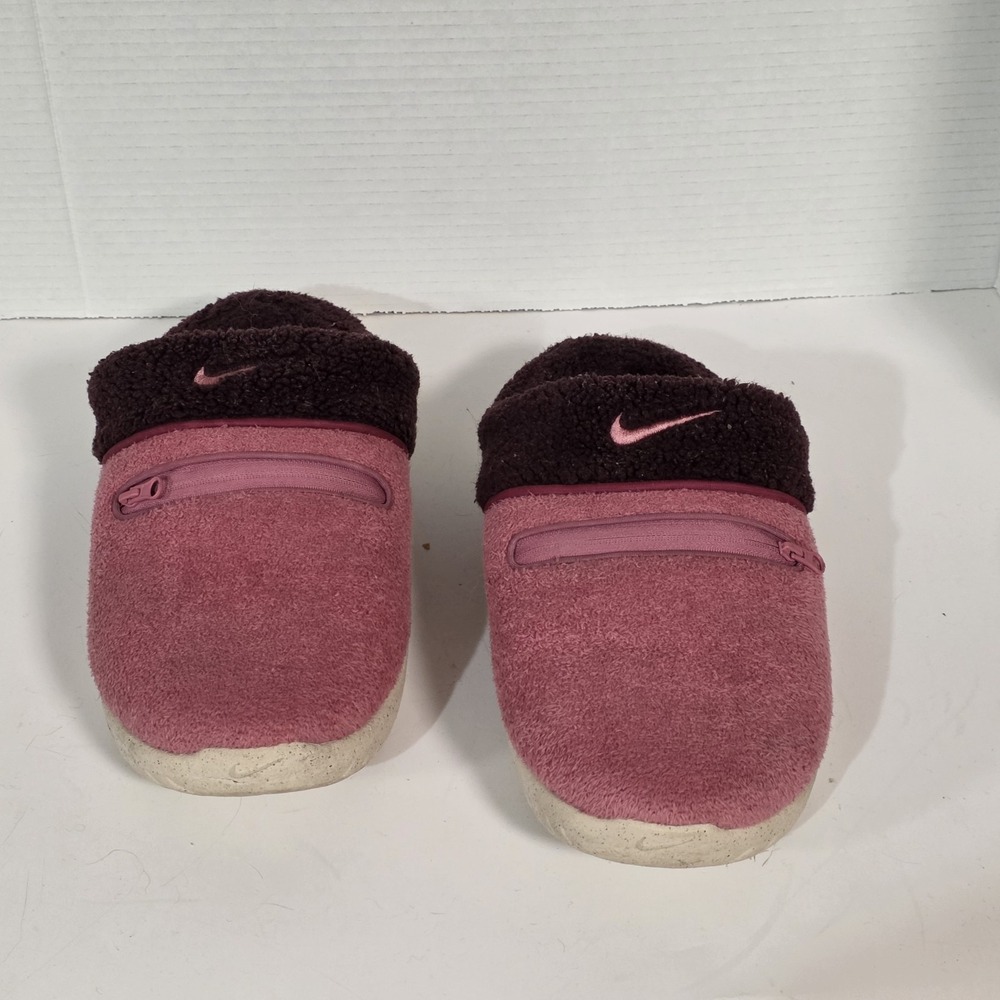 NIKE BURROW SE NA Fuzzy Slippers Size 11 Desert Berry Zippered Pockets Comfort